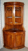 Nussbaumeckschrank